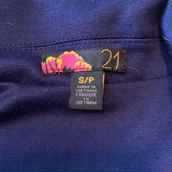 3 for $30! Forever 21 blue blazer. Size small - Picture 4 of 8